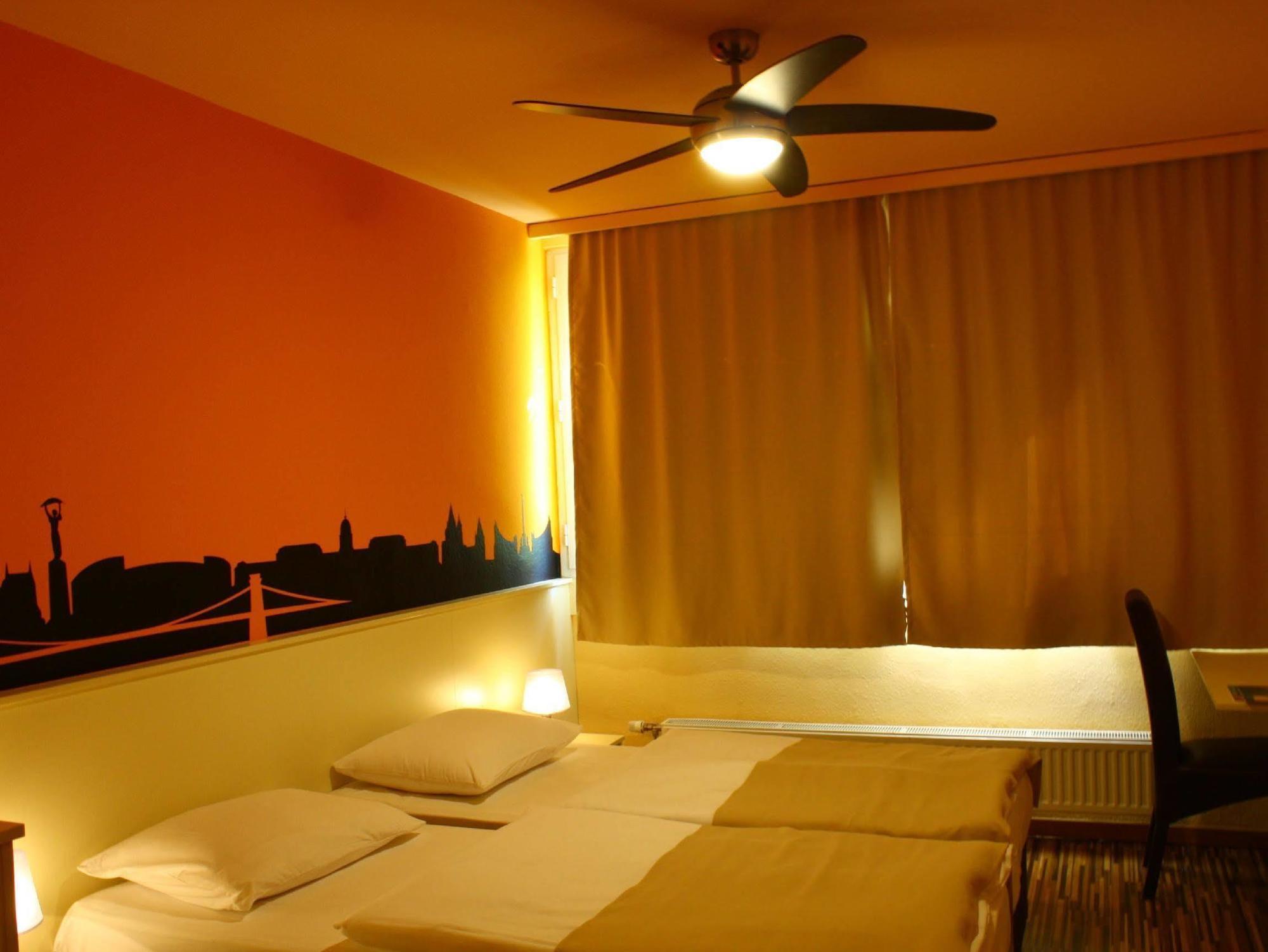Hotel Pest Inn Budapest Exteriör bild