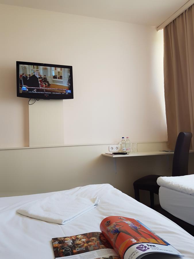 Hotel Pest Inn Budapest Exteriör bild